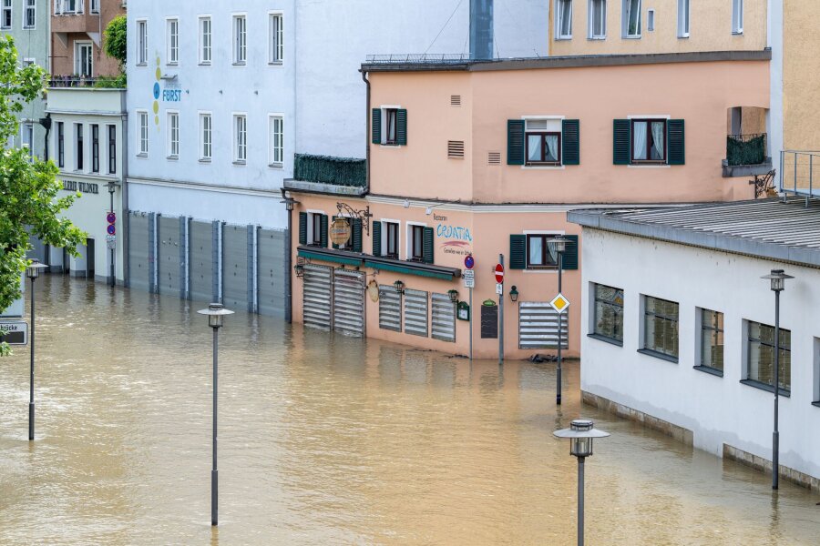 Hochwasser fließt langsam ab - Lage bleibt angespannt - Teile der Altstadt von Passau sind noch immer vom Hochwasser der Donau überschwemmt.