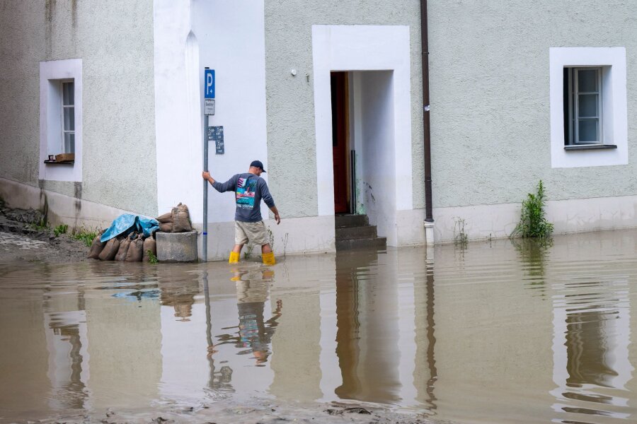 Hochwasser fließt langsam ab - Lage bleibt angespannt - In Bayern herrscht nach heftigen Regenfällen vielerorts weiter Land unter.