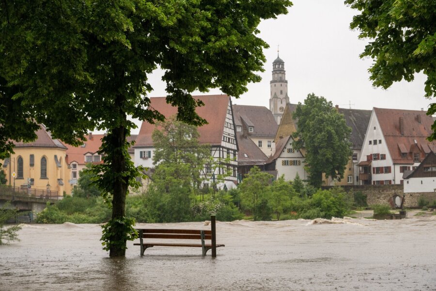 Hochwasser im Süden - Straßen und Keller überflutet - Im bayerischen Lauingen ist die Donau über die Ufer getreten.