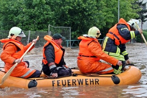 Hochwasser im Westen weckt Erinnerungen an Juni 2013 - Die Flut von 2013 in der Region - hier auf der Zwickauer Straße in Crimmitschau - und die in Euskirchen und Umgebung gleichen sich.
