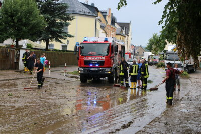 Hochwasser in Pausa: Feuerwehr stundenlang im Einsatz - Von Hochwasser betroffen war am Samstagnachmittag auch die Paul-Scharf-Straße in Pausa.