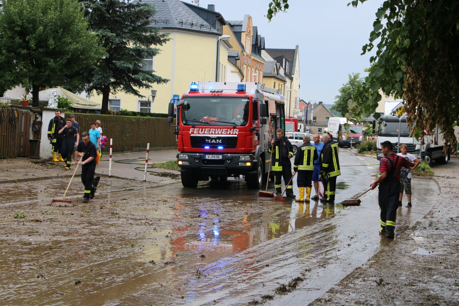 Hochwasser in Pausa: Feuerwehr stundenlang im Einsatz - Von Hochwasser betroffen war am Samstagnachmittag auch die Paul-Scharf-Straße in Pausa.
