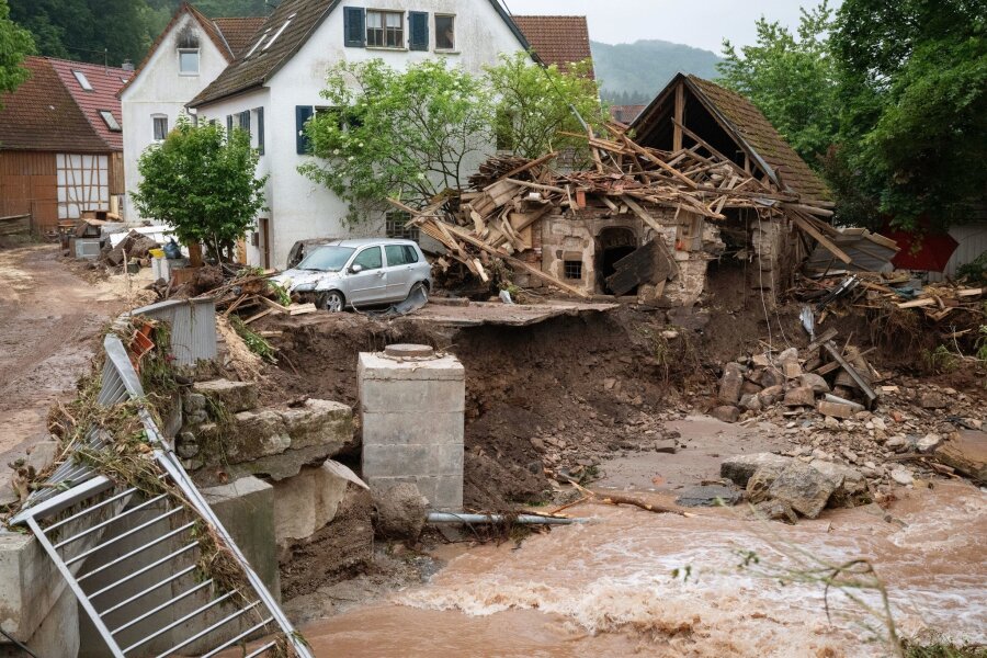 Hochwasser in Süddeutschland weiter kritisch - Blick auf ein durch Hochwasser zerstörtes Gebäude an der Wieslauf.