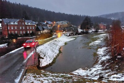 Hochwasser-Lage: Pegel im oberen Vogtland leicht fallend - Im Klingenthaler Ortsteil Zwota war der Zwota-Bach am Samstagabend teilweise über die Ufer getreten.