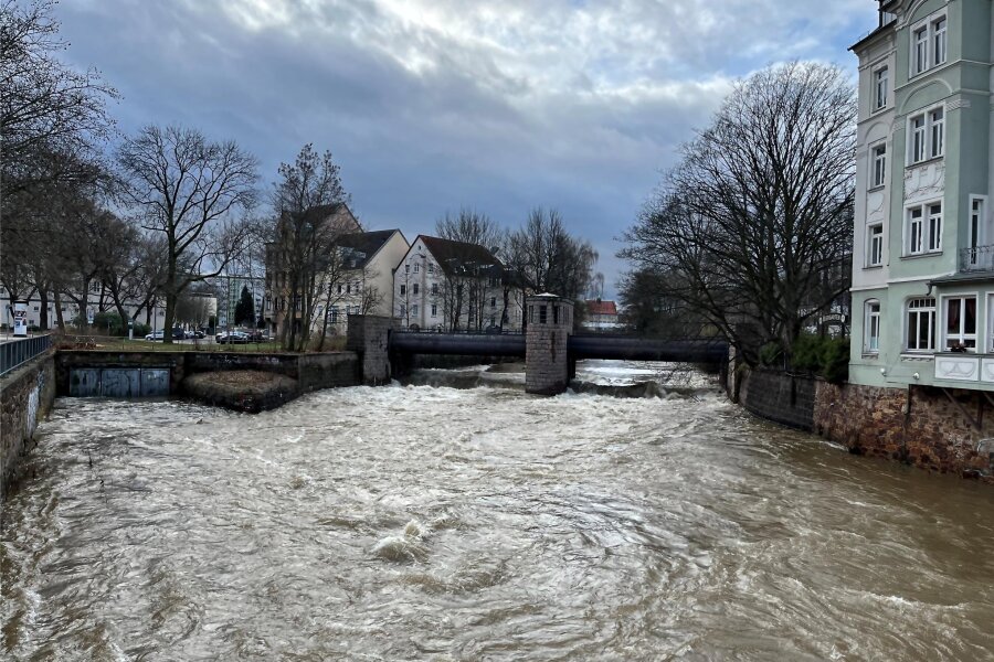 Hochwasser: Pegel sinkt unter 1,80 Meter – keine Alarmstufe mehr für die Chemnitz - Am Montag war die Chemnitz an der Georgbrücke noch deutlich angeschwollen. Am Abend konnte auch die niedrigste Alarmstufe wieder aufgehoben werden.
