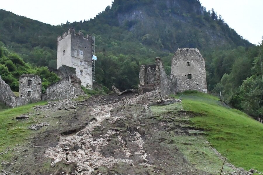 Hochwasser - Teile einer Burgruine rutschen ab - Teile der Burgruine Falkenstein im oberbayerischen Flintsbach sind nach heftigen Regenfällen abgerutscht.