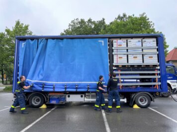 Hochwasser: THW-Team aus Zwickau hilft mit Trinkwasseranlagen im Krisengebiet - Die mobile Trinkwasseraufbereitungsanlage des Technischen Hilfswerks (THW) aus Zwickau befindet sich auf dem Weg in die vom Unwetter zerstörte Eifel-Region.