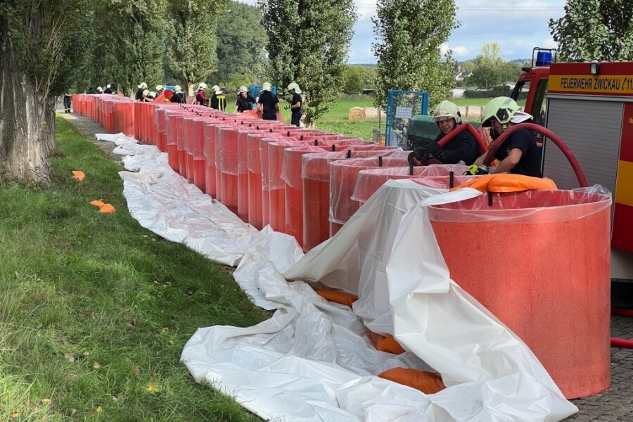 Hochwasser: Über 300 Feuerwehrleute testen Schutzmaßnahmen in Zwickau - Aufbau des sogenannten Aquariwa-Systems. Dabei werden Behälter mit Wasser gefüllt, wobei wiederum über die Behälter eine große Plane gezogen wird: Im Ernstfall also Wasser gegen Wasser.