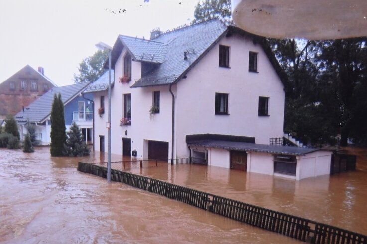 Hochwasser vor 20 Jahren: In einer Stunde alles geflutet - Blick aus den Produktionsräumen der Fleischerei auf die Albert-Schenk-Straße am 13. August 2002. Die Würschnitz verläuft normalerweise hinter den Häusern.