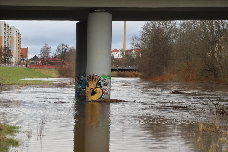 Hochwasseralarm in Zwickau: Stadt ergreift Schutzmaßnahmen - Die Zwickauer Mulde am Mittag in Stadtzentrumsnähe. An manchen Stellen hatte der Fluss einen Pegel von 3,23 Meter.