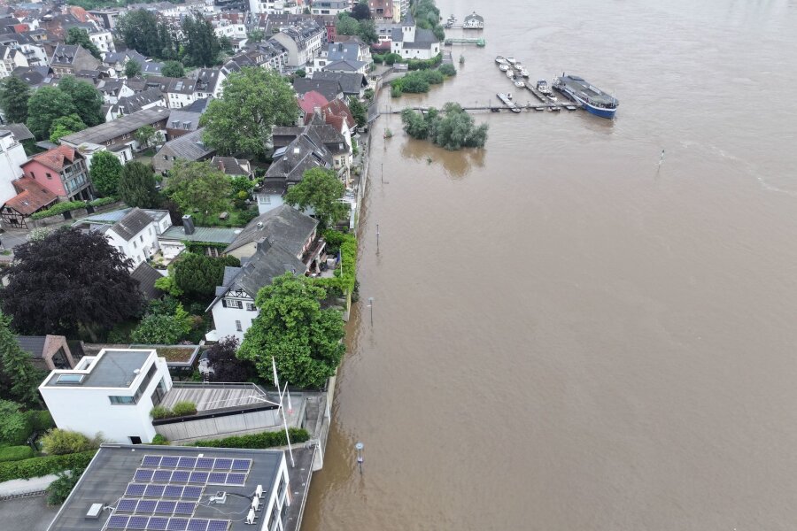 Hochwassergefahr am Wochenende in weiten Teilen Sachsens - Das Wasser des Rheins steht hoch und nahe am Ufer bei den Häusern.