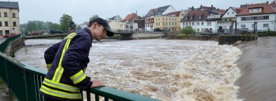 Hochwasserlage im Rochlitzer Umland spitzt sich weiter zu - Feuerwehrmann Jens Eidam hielt am Peniger Wehr nach Treibgut Ausschau.