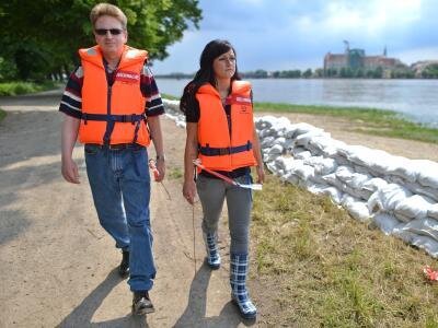 Hochwasserlage in Sachsen bleibt angespannt - Deichläufer kontrollieren einen Deich auf Schwachstellen.