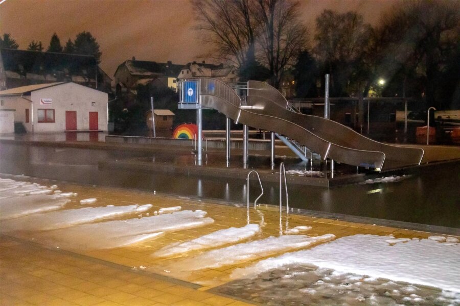 Hochwasserlage rund um Chemnitz: Pegel sinken, Warnungen bleiben - Das Freibad in Neukirchen war am Sonntag von Regen- und Tauwasser überflutet worden.