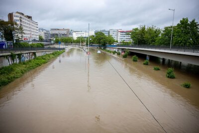 Hochwassernacht im Saarland - Scholz versichert Solidarität - Die Stadtautobahn A620 in Saarbrücken steht unter Wasser.