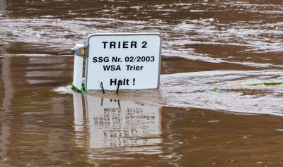 Hochwassernacht im Saarland - Scholz versichert Solidarität - Ein Schild am Schiffsanleger in Trier im Moselhochwasser.