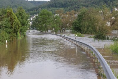 Hochwassernacht im Saarland - Scholz versichert Solidarität - Die überflutete Straße L98 bei Cochem an der Mosel (Rheinland-Pfalz).