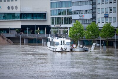 Hochwassernacht im Saarland - Scholz versichert Solidarität - Der Saarleinpfad in Saarbrücken steht unter Wasser.