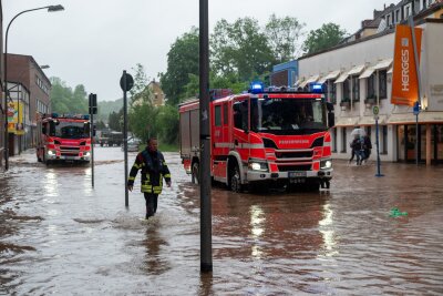 Hochwassernacht im Saarland - Scholz versichert Solidarität - Feuerwehrleute bewegen sich durch das Hochwasser in Saarbrücken.
