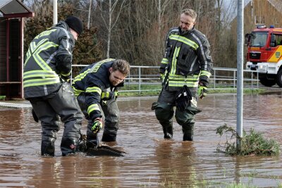 Hochwasserschutz in Niederlungwitz funktioniert nicht - Feuerwehrleute mussten an der Glauchauer Straße einen Gullydeckel anheben, damit das Wasser ablaufen konnte.