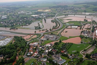 Hochwasserschutz kommt bei Glauchau-Jerisau zum Abschluss - Die Luftaufnahme aus dem Jahr 2013 zeigt, wie sich das Wasser bei Jerisau und Reinholdshain ausgebreitet hat. 