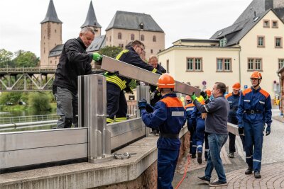 Hochwasserschutzübung in Rochlitz - Bei der jährlichen Hochwasserschutzübung wurden am Samstag die Hochwasserschutzwände am Rochlitzer Mühlplatz und am Mühlgraben aufgebaut.