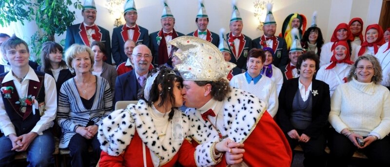 Hochzeit in der Karnevals-Hochburg - 
              <p class="artikelinhalt">Nach mehr als 20 Jahren als Liebespaar haben sich Kerstin und Maik Sorger am Samstag im Lengenfelder Rathaus endlich das Ja-Wort gegeben. </p>
            