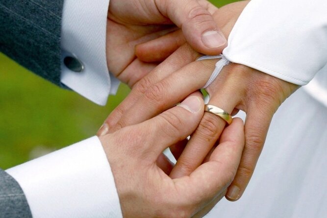 Hochzeit in der Pandemie? Heiratswille ist ungebrochen - Auch in Pandemiezeiten ist Heiraten ein großes Thema. Doch die Unsicherheiten machen auch vielen Brautpaaren zu schaffen. 