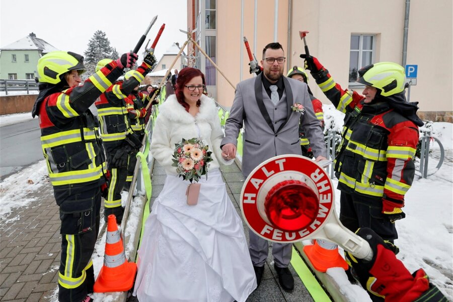Hochzeitsglocken statt Martinshorn: Feuerwehrhochzeit in Lichtenau - Feuerwehrleute der Freiwilligen Feuerwehr Auerswalde begrüßen das Brautpaar Maria Brey und Rene Deimling.