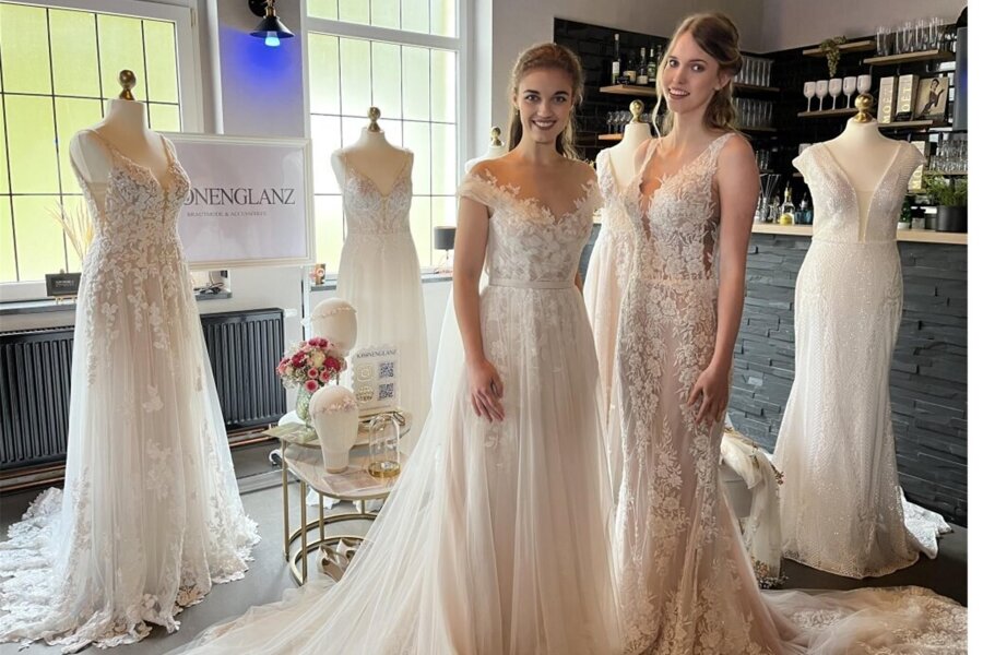 Hochzeitsmesse in Mittweida: Torfgrube bietet am Sonntag auch Termine an - Im Vorjahr präsentierten Astrid Haferland und Hannah Behrendt die Brautkleider des Ausstatters Kronenglanz.