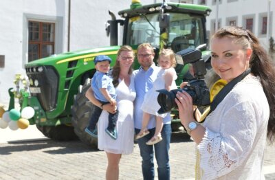 Hochzeitspaar wird auf dem Freiberger Obermarkt von Traktor empfangen - 