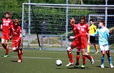 Höchste Spielklasse kennt mit FSV-Nachwuchs kein Erbarmen - Die U 15 des FSV Zwickau (rote Trikots) konnte die Klasse in der Regionalliga Nordost nicht halten. 