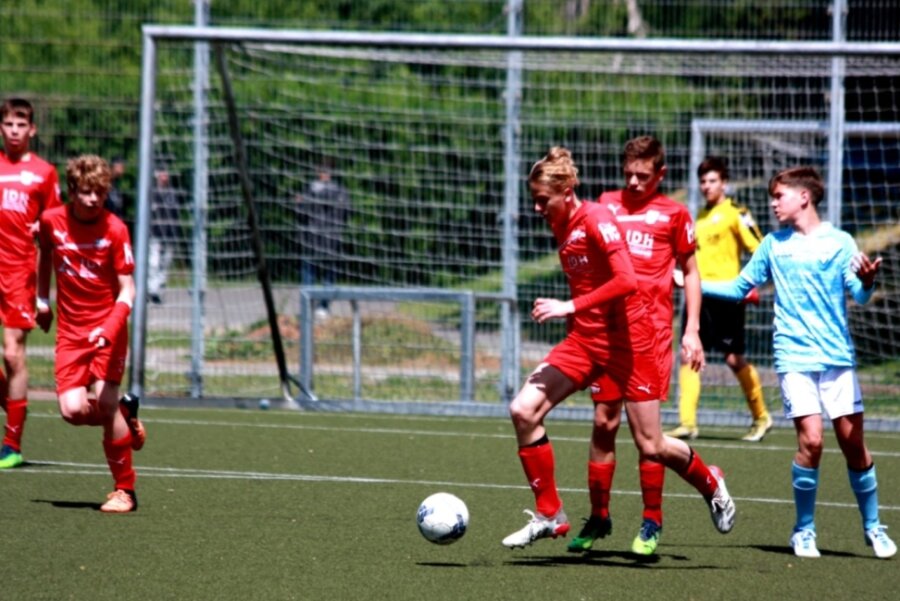 Die U 15 des FSV Zwickau (rote Trikots) konnte die Klasse in der Regionalliga Nordost nicht halten. 