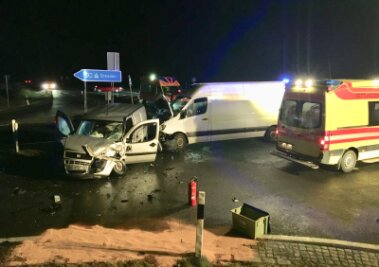 Höckendorf: Kollision nahe der A4 Drei Menschen verletzt - Drei Verletzte gab es bei einem Unfall am Dienstagabend bei Glauchau.