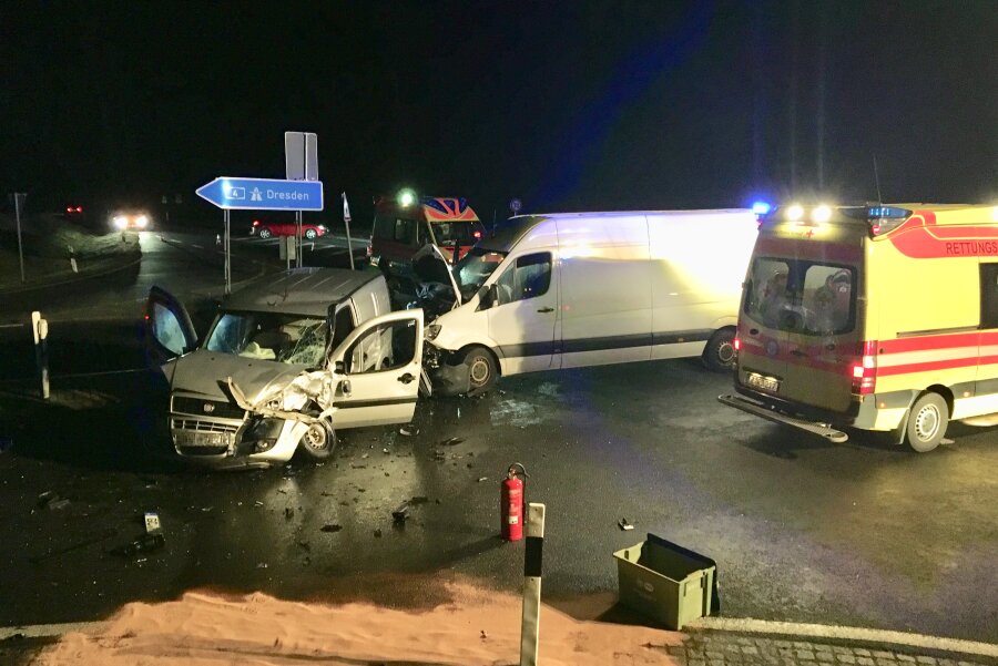 Höckendorf: Kollision nahe der A4 Drei Menschen verletzt - Drei Verletzte gab es bei einem Unfall am Dienstagabend bei Glauchau.
