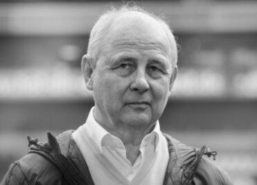 Hölzenbein "toller Fußballer und wunderbarer Mensch" - Die Frankfurter Spieler-Legende Bernd Hölzenbein ist im Alter von 78 Jahren gestorben.