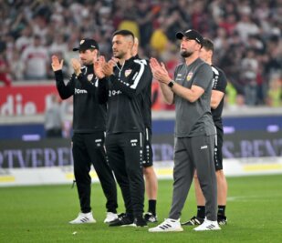 Hoeneß findet Dortmunds und Bayerns Erfolge "großartig" - Stuttgarts Cheftrainer Sebastian Hoeneß (r) freut sich über die Erfolge des FC Bayern und des BVB.