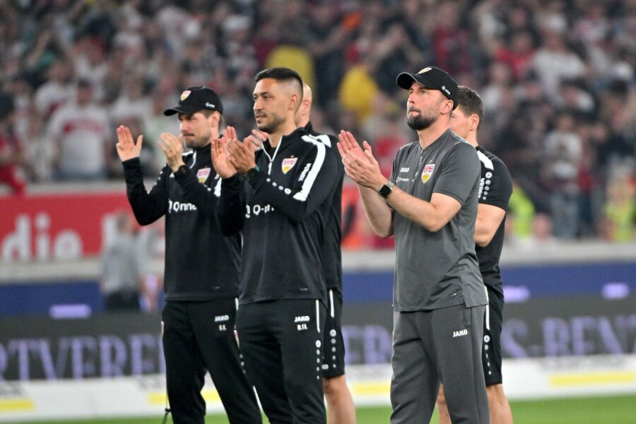 Hoeneß findet Dortmunds und Bayerns Erfolge "großartig" - Stuttgarts Cheftrainer Sebastian Hoeneß (r) freut sich über die Erfolge des FC Bayern und des BVB.