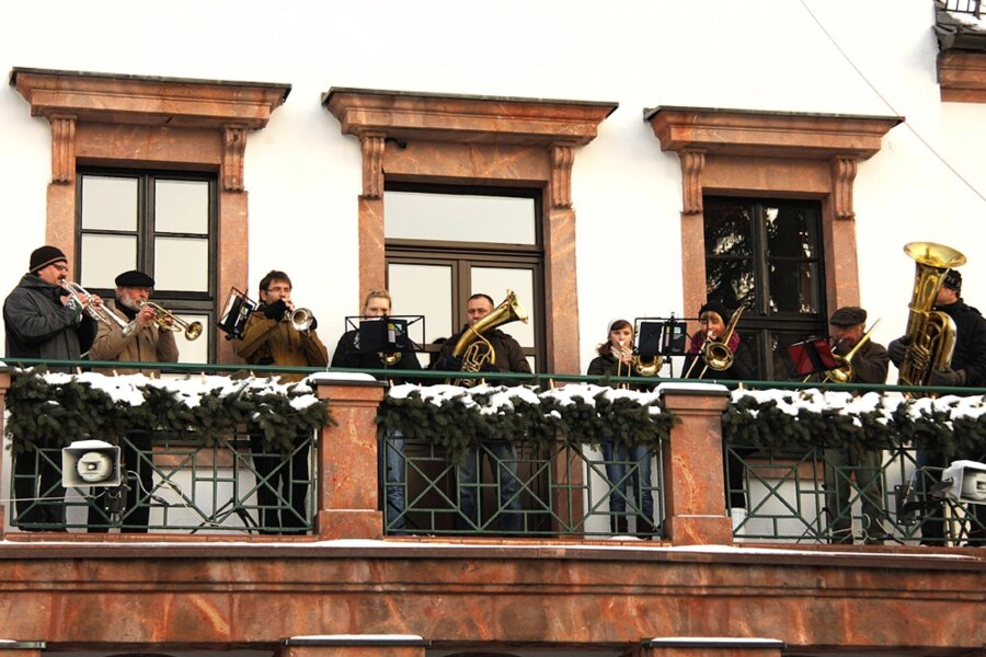 Hören, lernen, mitblasen: Posaunenchor von Rochlitz wird 100 - und freut sich über Neuzugänge - Vor stolzen 100 Jahren wurde der Rochlitzer Posaunenchor gegründet. Das Spiel der Blechbläser vom Rathausbalkon zur Eröffnung des Weihnachtsmarktes in Rochlitz hat Tradition.