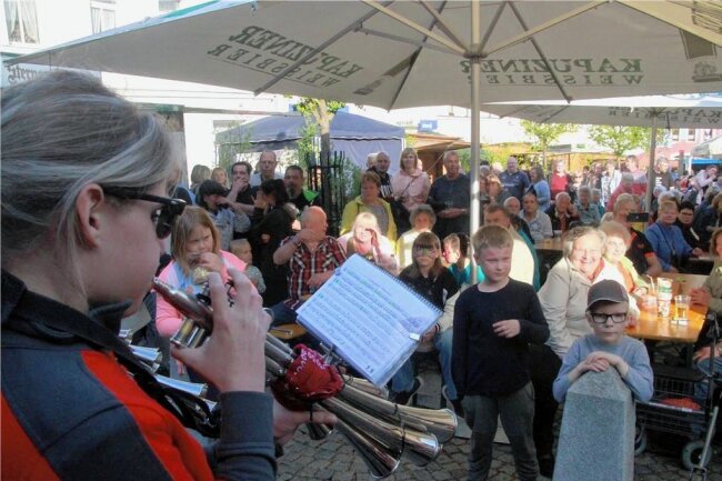 Hören, schauen und schmecken: Wie Elsterberg das 13. Brunnenfest erlebte - Mit Schalmeienmusik wurden die Brunnenfestbesucher am frühen Samstagabend auf die anstehende Party eingestimmt.