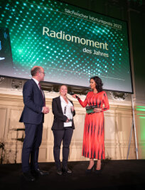 Sandra Petzold (Mitte) von Radio Erzgebirge sorgte für den "Radiomoment des Jahres"