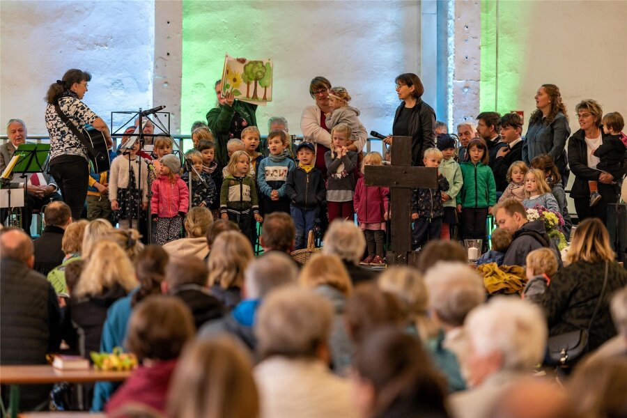 Hoffest beim Obstgut Seelitz: Früchte, Fun und Familienfreude - Die Mädchen und Jungen der Kita Apfelbaum gestalteten den Gottesdienst mit.