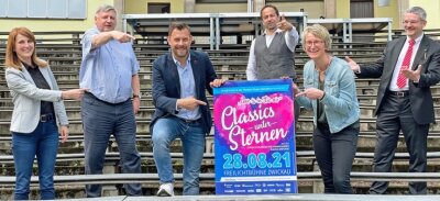Hoffnung auf 2500 Besucher bei "Classics unter Sternen" - Veranstalter Matthias Krauß und Theater-Geschäftsführerin Sandra Kaiser präsentieren das Plakat für "Classics unter Sternen" 2021. 
