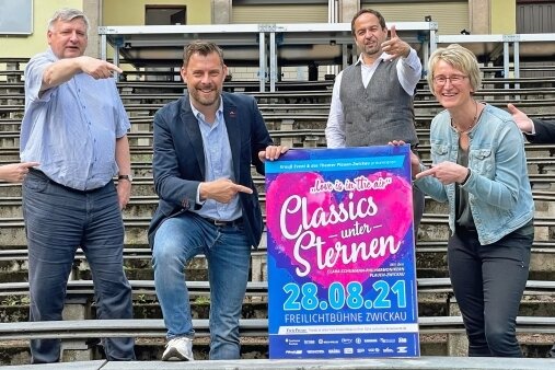 Hoffnung auf 2500 Besucher bei "Classics unter Sternen" - Veranstalter Matthias Krauß und Theater-Geschäftsführerin Sandra Kaiser präsentieren das Plakat für "Classics unter Sternen" 2021. 