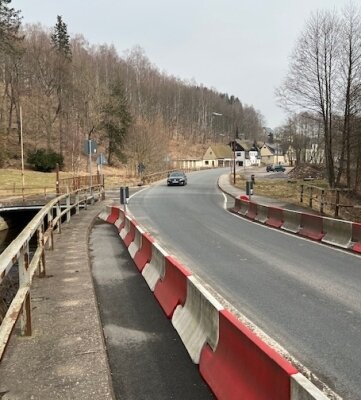 Die erste Fahrbahnverengung an der Brücke der S 211 am Ortseingang Neuhausen aus Richtung Olbernhau. 