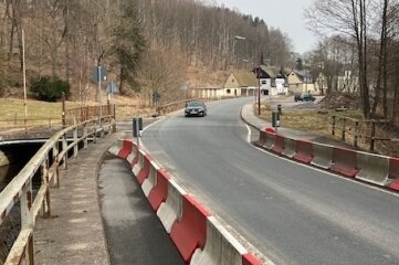 Die erste Fahrbahnverengung an der Brücke der S 211 am Ortseingang Neuhausen aus Richtung Olbernhau. 