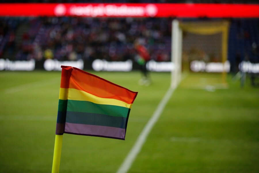 Hoffnung und Zweifel: Gruppen-Coming-out bewegt den Fußball - Eine Regenbogenfahne als Zeichen gegen Homophobie dient als Eckfahne.