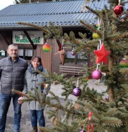 Hoffnungspunkt im Grenzland - Der Aufruf zum Schmücken eines Weihnachtsbaumes an der Waldklause hat einen hoffnungsvollen Punkt im Grenzland geschaffen. Gabi Haas und Hendrik Rost vor der Tanne. 