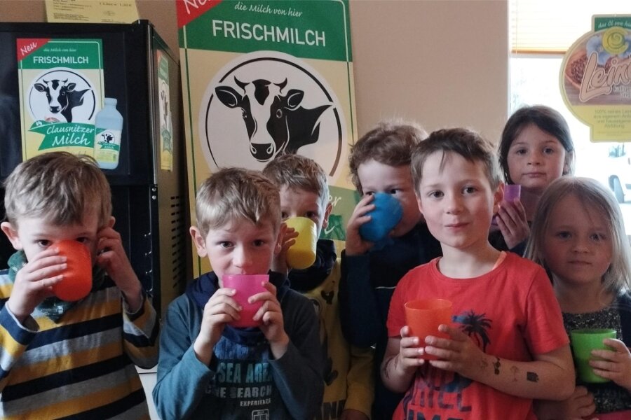 Hofladen in Clausnitz: Wo eine ganze Region den Tisch deckt - Beim Besuch des Hofladens kosten die Kinder der Kita Clausnitz frische Milch.