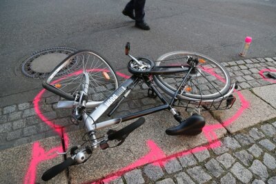 Hohe Dunkelziffer bei Unfallfluchten - Nach der Kollision mit diesem Fahrrad am 31. August 2015 in Chemnitz flüchtete der beteiligte BMW-Fahrer. Er wurde ermittelt.